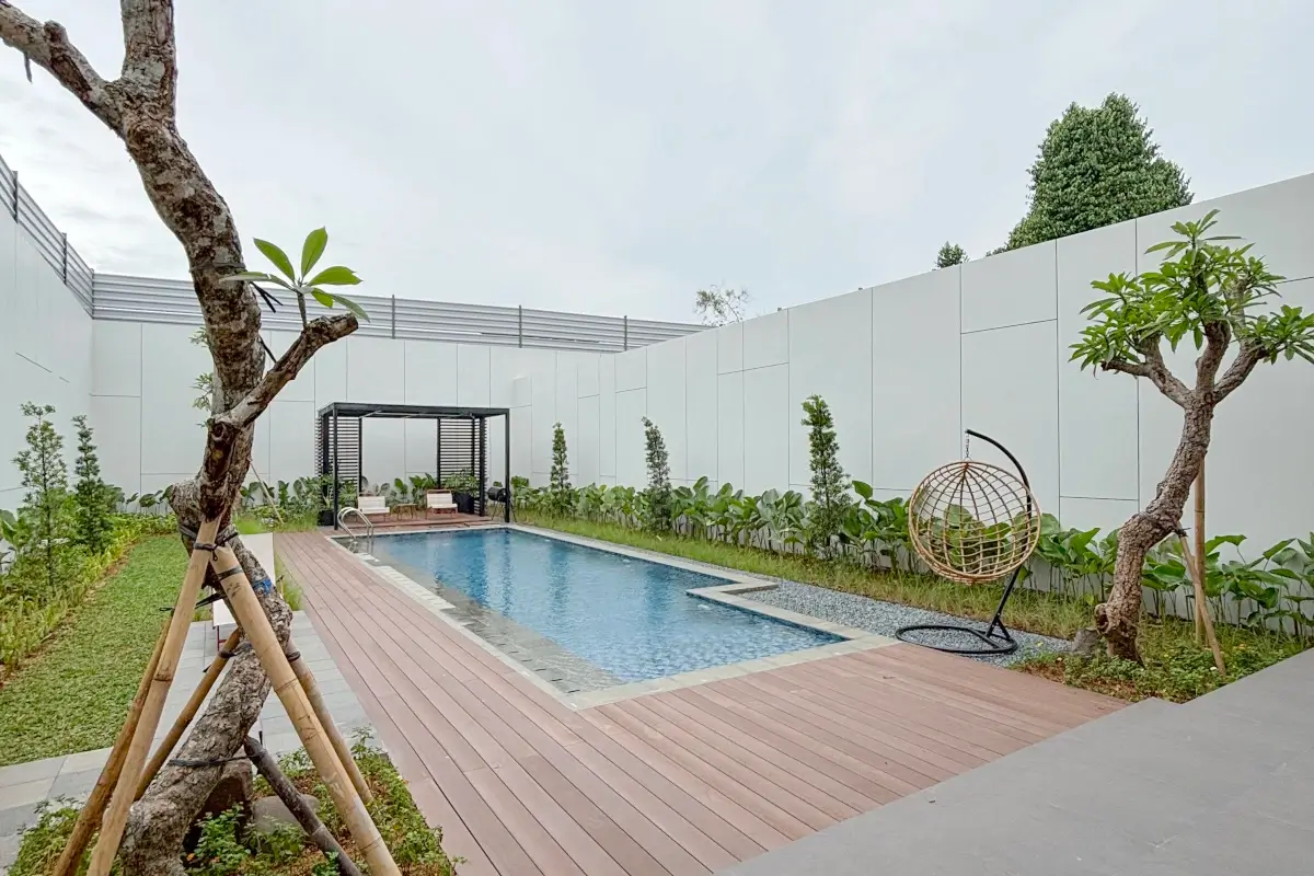 giva-at-the-kaia-swimming-pool